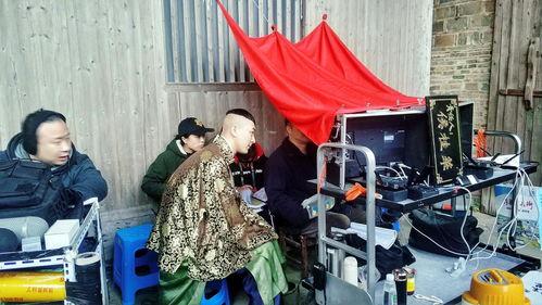 拍摄时有吃瓜群众